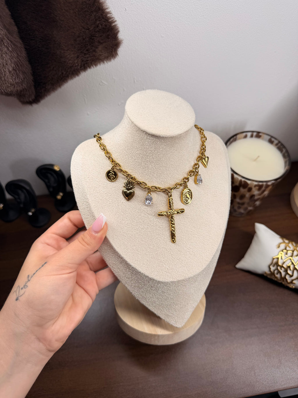 Collar Golden Sign